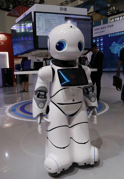data-lemmaid="23155863">紫光云技术研发的机器人