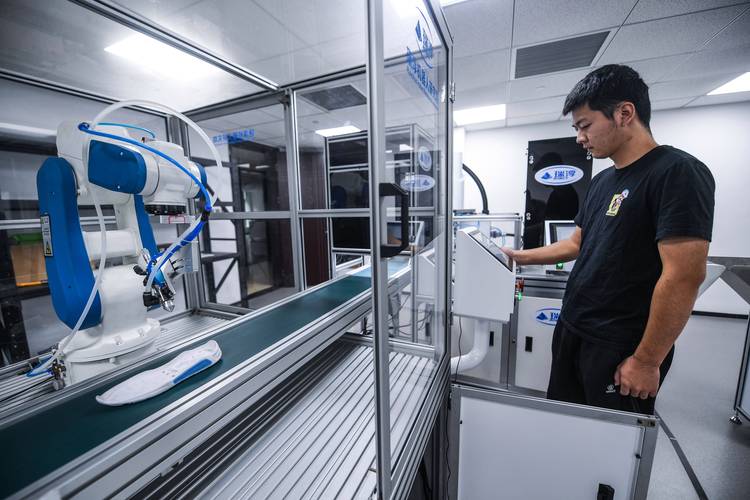 在杭州千岛湖瑞淳机器人研究院内,工程师在对自主研发配有3d视觉系统